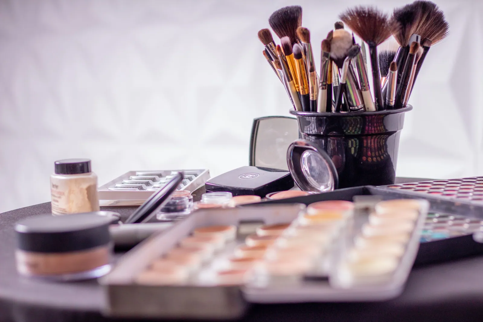 Make-up-Pinsel und Paletten